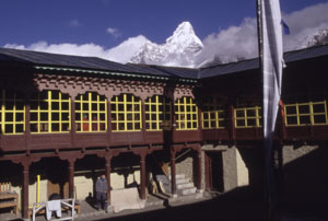 Tengboche 32 Gompa innenhof P 0300