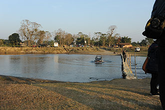 Chitwan 2011 64 elefant breading center jeep im Fluss y220 Chitwan 2011 64 elefant breading center jeep im Fluss y220
