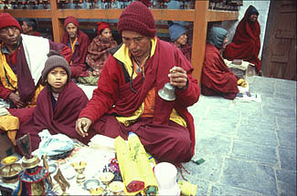 Kathmandu Bodnath 28  Puja moenche b  P 0350