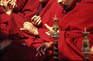 Kathmandu Bodnath 35 monche rot hände. P 0350 Kathmandu Bodnath 35 monche rot hände. P 0350