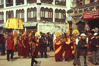Kathmandu Bodnath 37 monche gelb a. P 0350 Kathmandu Bodnath 37 monche gelb a. P 0350
