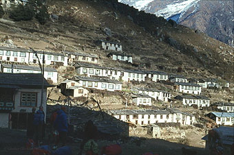 G�nter Gl�ckler 1977 N73  Khumbu Namche Bazaar_bearbeitet-1 s340