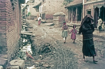 Wolf Donner NEP 028 Stra�e in Patan mit verfallener Drainagel 1966 original  unbearbeitet x340