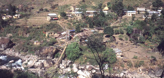 Trekking in Nepal: Die hngebrcke von Khudi