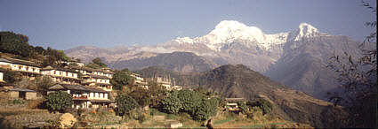 Bild: Das Dorf Gandrung mit der Annapurna Sd