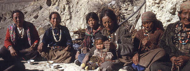 Trekking in Nepal: betende Frauen in Dzong