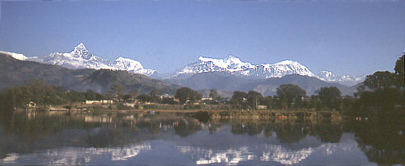 Trekking in Nepal Das Gebiet der Annapurna Bild von Pokhara am Fewa See mit dem Machapuchare und der annapurna 2